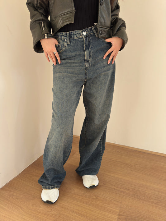 Mid-waist straight leg jeans