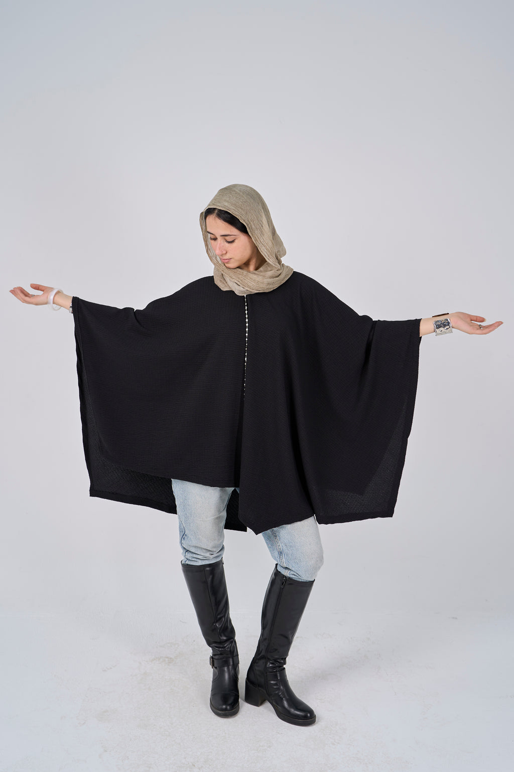 Hollow-out shawl - Black